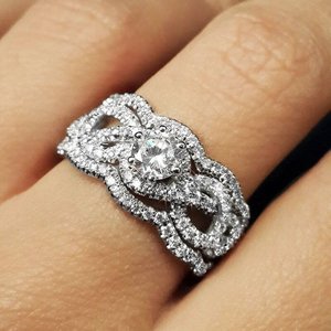 Set di Tre Anelli Geometrici con Zirconi per Donne, Gioielli di Lusso con Micro Pavé alla Moda - Product Image 2
