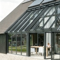 Solarium extérieur de haute qualité, utilisable toute l'année, avec panneaux en verre trempé, toit à pignon et toit polygonal, idéal pour la cour arrière.