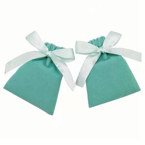 Petite pochette à bijoux en velours avec nœud en ruban blanc et rose, adorable sac cadeau de mariage recyclable pour cosmétiques avec cordon de serrage - Product Image 3