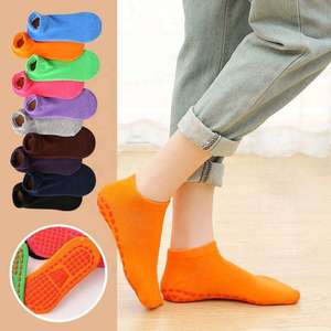 Vente en gros Chaussettes antidérapantes pour terrain de jeu pour enfants et femmes Chaussettes antidérapantes pour trampoline de yoga et parc - Product Image 1