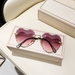 Gafas de sol sin montura para mujer, anteojos de sol femeninos <span class=keywords><strong>con</strong></span> forma de corazón, a la moda, 2022 - Product Image 6