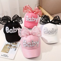 Gorra de béisbol de malla para niñas, con lazo, perlas decorativas y letras de lentejuelas, ajustable, para verano, venta al por mayor