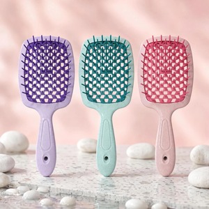 Grande quantité en stock de brosses coiffantes à grille creuse en plastique, démêlantes et volumisantes, pour salons de coiffure, avec coffret cadeau personnalisé, articles en gros - Product Image 1