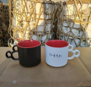 Taza de cerámica de 420ml de dos colores con esmalte de <span class=keywords><strong>Mickey</strong></span> con pajita, taza de café por sublimación desechable, uso doméstico <span class=keywords><strong>para</strong></span> acampar, diseño de patrón recto - Product Image 1