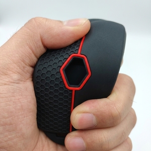 Housse de protection premium pour carte-clé Renault : Étui en silicone antichoc et résistant aux chutes avec accent rouge sportif et poignée latérale en nid d'abeille - Product Image 4