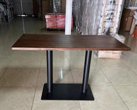 Prix d'usine bon marché Table et chaises de salle à manger durables de style industriel avec cadre en métal et dessus de table en bois