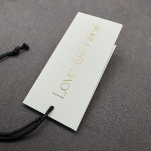 Étiquettes suspendues personnalisées de luxe en papier texturé premium, gaufrées à l'or, écologiques, pour vêtements, chapeaux, chaussures, sacs - Product Image 2