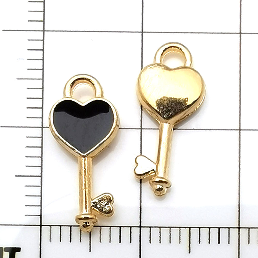 Une clé noire en forme de coeur saupoudrée d'huile - 0,5g - 4*16mm - 11042