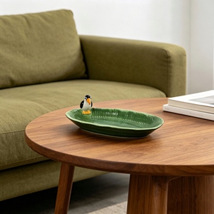 Pichet en céramique en forme de <span class=keywords><strong>toucan</strong></span> avec <span class=keywords><strong>bec</strong></span> orange, yeux bleus et détails de feuilles vertes pour cuisine tropicale, idéal pour café, lait ou eau - Product Image 2