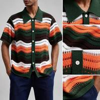 FNJIA Chemise Homme Fine en Tricot Géométrique Style Vintage Américain, Col Revers, Crocheté Creux, Logo Frontal, Anti-Boulochage, Été