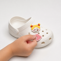 Breloques de chaussures 3D personnalisées pour filles, motif dessin animé, avec chaînes à boutons et décorations florales, en PVC, design à trous pour chaussures à trous