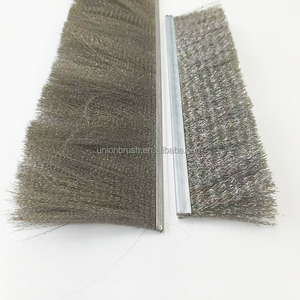 Cepillo de tira de canal de metal de alambre de acero prensado duradero personalizado para pulido de metales - Product Image 1