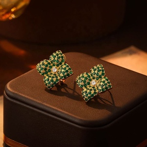 Boucles d'oreilles pour femmes en micro-zircone incrustée, motif fleur à quatre feuilles, tendance, luxe haut de gamme, avec un tempérament explosif pour les mondaines - Product Image 2