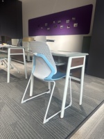 Bureau d'étude moderne pour étudiants, bureau d'école pour salle de classe, table d'étude simple pour étudiants, mobilier scolaire ergonomique, tables à structure métallique