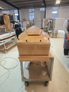 Ataúdes y Féretros de Madera de Paulownia Estilo Europeo, Capacidad de 220 Pulgadas Cúbicas, Diseños Personalizables, Venta al por Mayor de Marca - Product Image 4