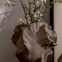 Vase en céramique taupe mat, forme sculpturale ondulée organique, décoration Wabi-Sabi pour les maisons modernes et les studios de design
