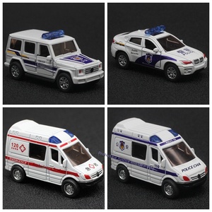 Modèle de voiture de police et d'<span class=keywords><strong>ambulance</strong></span> en métal à l'échelle 1/<span class=keywords><strong>64</strong></span> avec fonction d'ouverture des portes, emballage en sac OPP, figurine et porte-clés - Product Image 5
