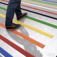 En stock : Nez de marche antidérapant en PVC moderne, écologique et imperméable pour escaliers intérieurs et parcs