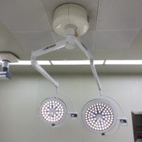 Lampe chirurgicale LED à double dôme sans ombre, haute luminosité CRI 98, support réglable, équipement d'éclairage professionnel pour interventions chirurgicales