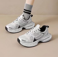 Baskets de sport légères et respirantes pour femmes semelle épaisse saison d'automne chaussures plates populaires polyvalentes Design décontracté pas cher maille