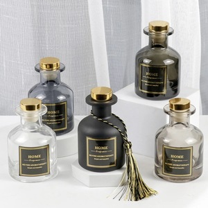 Bouteilles diffuseurs de parfum en verre noir mat de luxe 150 ml 200 ml pour grossistes, rechargeables, avec bouchon à vis et impression sérigraphiée - Product Image 1