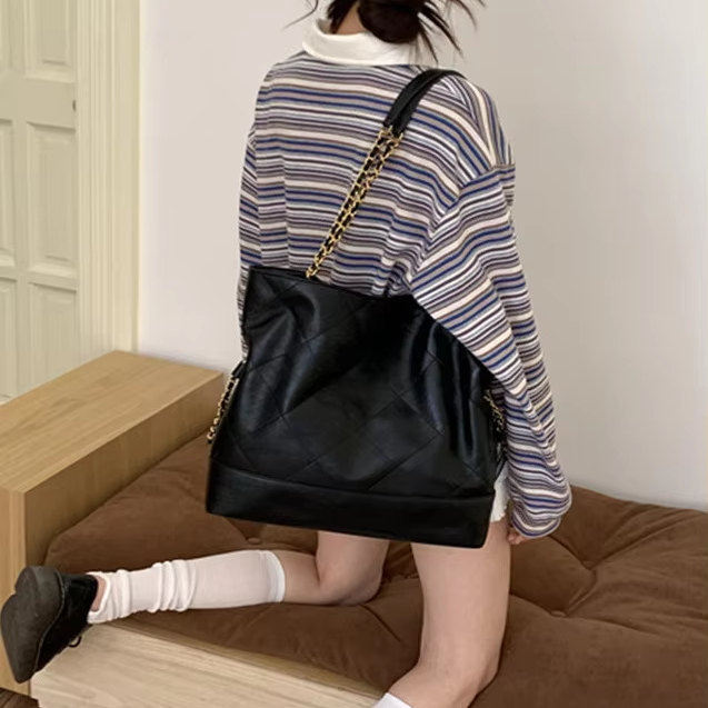 black shoulder tote bag