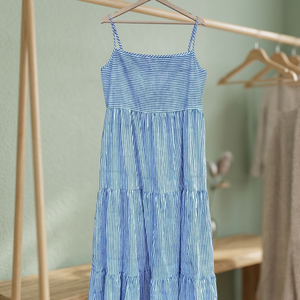 Encantador Vestido Maxi a Rayas Azules y Blancas de Verano para Mujer, Estilo Casual, con Delicadas Tirantes Finas y Cómodas - Product Image 3