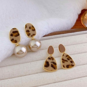 Boucles d'oreilles pendantes exagérées en flanelle à imprimé léopard vintage en or véritable plaqué cuivre, nouvelle mode haut de gamme pour femmes, automne-hiver - Product Image 1