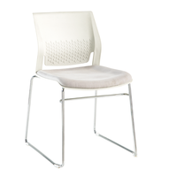 Chaise de bureau et de conférence empilable en plastique avec pieds de traîneau et assise rembourrée en tissu, vente en gros usine