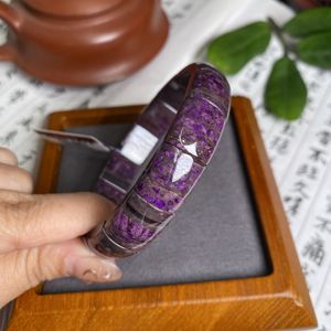 Bracelet en pierres précieuses violettes sculptées à la main, 54-60mm, joli bracelet en Sugilite, bijoux cadeau - Product Image 2