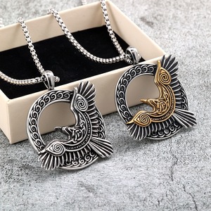 Yunnique – pendentif corbeau Viking en acier inoxydable, design à nœud celtique, pour hommes et femmes, collier, bijoux cadeau - Product Image 1