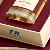 Boîte à parfum rigide de luxe sur mesure, style livre blanc magnétique, ouverture latérale, présentation pour emballage de parfum personnalisé