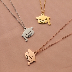 Personalisierter Trendiger Schmuck Doktorhut-Design Anhänger Abschlussgeschenk Edelstahl Vergoldete Halskette - Product Image 1