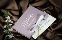 Ensemble de pochettes élégantes en velours pour cartes de mariage avec calligraphie dorée, ruban en satin et design personnalisé pour toute célébration