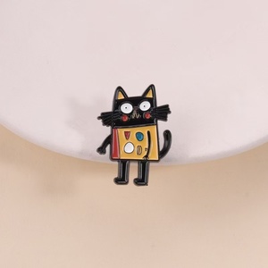 Broches en métal en gros, motifs de chats de dessin animé créatifs et uniques, broches souvenir originales, accessoires en métal pour vêtements - Product Image 3