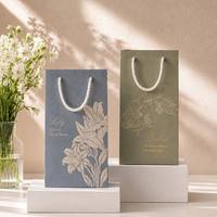 Sac en papier kraft écologique et recyclable, finition mate de luxe, poignée en ruban doré, design durable pour boutique, cadeau de mariage
