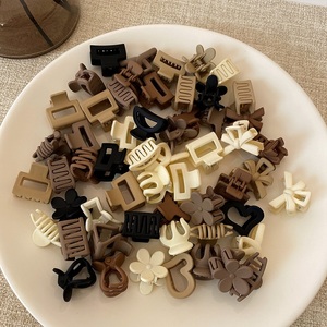 Pinzas para el Cabello Mio Coffee Series, Mini Pinzas de Plástico de 2.5cm con Forma de Corazón y Múltiples Diseños, Set de Pinzas para el Cabello para Mujeres y Niñas - Product Image 6