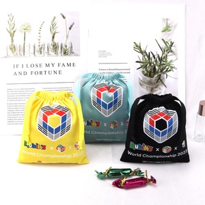 Bolsa de embalaje de Tarot de <span class=keywords><strong>cubo</strong></span> de <span class=keywords><strong>Rubik</strong></span> de juguete de terciopelo colorido estampado en caliente personalizado bolsa de polvo de regalo de terciopelo suave con cordón - Product Image 6