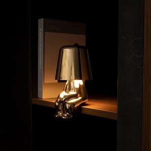 Lampada da Scrivania a LED Portatile in Stile Nordico Italiano Luce Notturna Moderna a Forma di Omino Dorato per Arredamento di Casa Caffè Bar Ristorante e Ufficio - Product Image 5