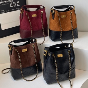 กระเป๋าถือหนังกลับสีน้ำตาลสไตล์วินเทจ ดีไซน์ใหม่ พร้อมสายสะพายโซ่และกระดุมปิด - Product Image 2