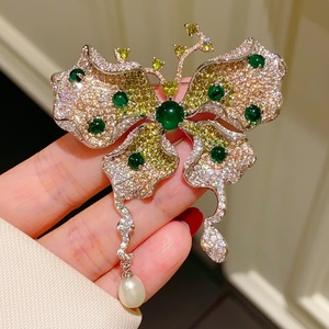 Broche Papillon Tridimensionnel en Laiton Plaqué Or Style Palais, Artisanat Lourd de Style Français, Émeraude, Vintage Haut de Gamme - Product Image 2