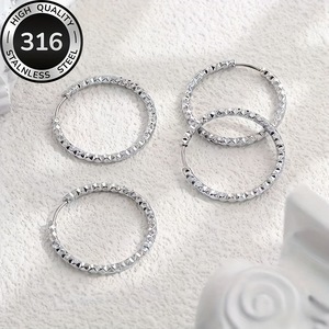 Pendientes de Aro Texturizados con Baño de Oro PVD Liorosa, Acero Inoxidable Antideslustre, Geométricos, Impermeables, Joyería Minimalista para Mujer, Boda - Product Image 3
