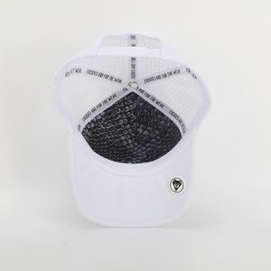 Casquette de baseball personnalisée en polyester blanc 5 panneaux pour homme, avec logo en caoutchouc, imperméable, perforations découpées au laser, style Dad Hat, vente en gros - Product Image 6