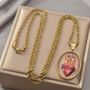 Collar con colgante de acero inoxidable chapado en oro con diseño de cruz de espinas, Sagrado Corazón y ovalado impreso, estilo cuerda trenzada a granel. - Product Image 5
