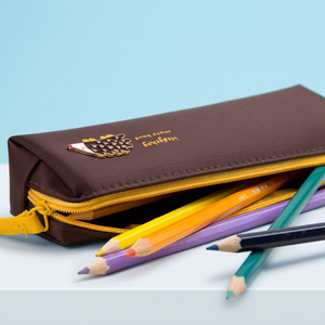 <span class=keywords><strong>Astuccio</strong></span> in Pelle di Alta Qualità con Cerniera, Disponibile in Vari Colori, Decorazione con Simpatici Badge <span class=keywords><strong>Animali</strong></span>, <span class=keywords><strong>Astuccio</strong></span> per Studenti - Product Image 1