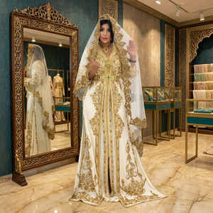 Robe de mariée blanche style algérien, ornée de perles dorées, col en V, manches longues, traîne détachable, longueur ras du sol, coupe trapèze, en polyester/coton - Product Image 2
