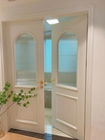 Portes de salle de bain françaises à double ouverture en verre arqué, style crème, poignées en laiton fini, portes sur mesure