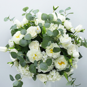 Nouvelle composition florale de table personnalisée, centre de table en soie artificielle, roses rouges, blanches et roses pour la décoration de mariage - Product Image 2