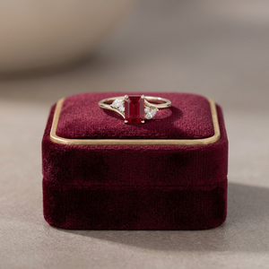 Anillo clásico de oro de 14 quilates con rubí cultivado en laboratorio y diamantes cultivados en laboratorio, con detalles de esmeralda, ideal para bodas y fiestas. - Product Image 1