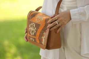 Sac bandoulière classique en cuir pour homme, sac polyvalent et tendance pour le bureau, les voyages ou les sorties décontractées, fabriqué en cuir souple de haute qualité - Product Image 3